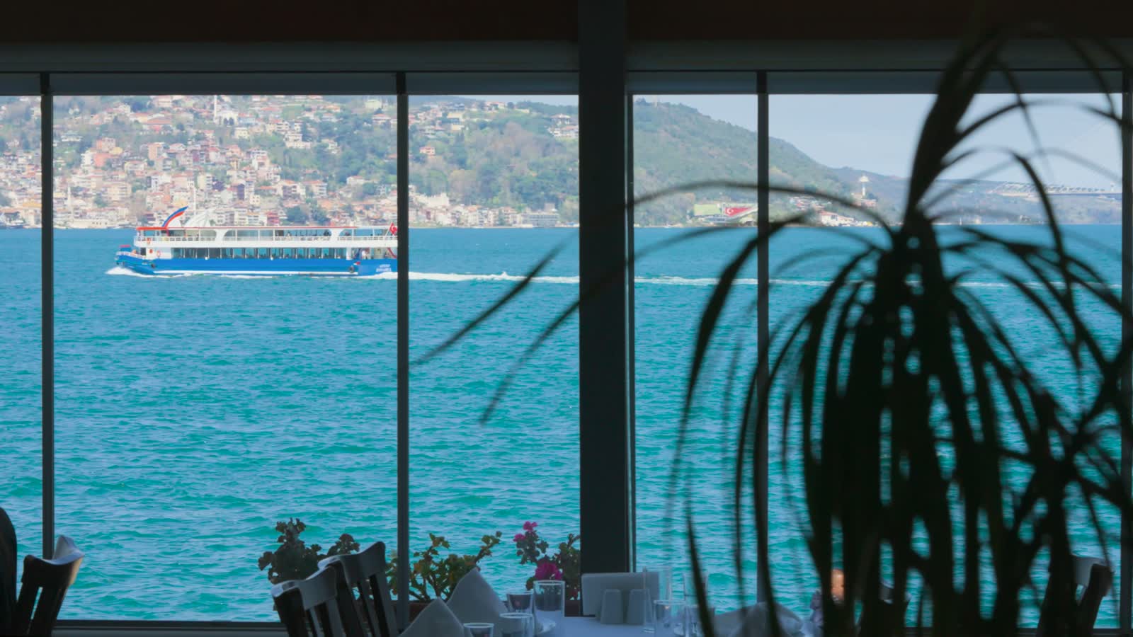 Therapia salonundan Boğaz manzarası